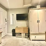 Edgware Rooms